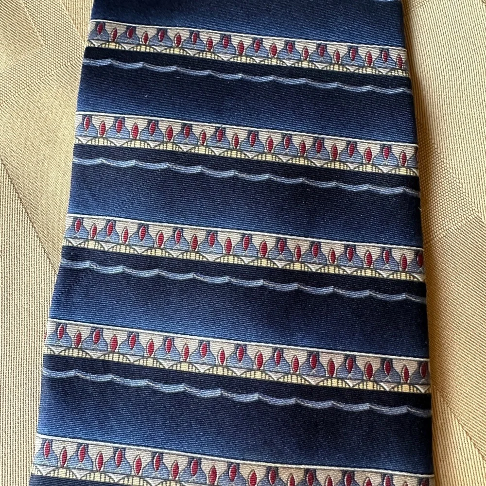 Elegant 100% Silk‎ Barrington Navy and Red Patterned Tie Length 60”